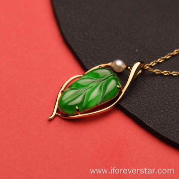 Ping an leaf natural emerald pendant